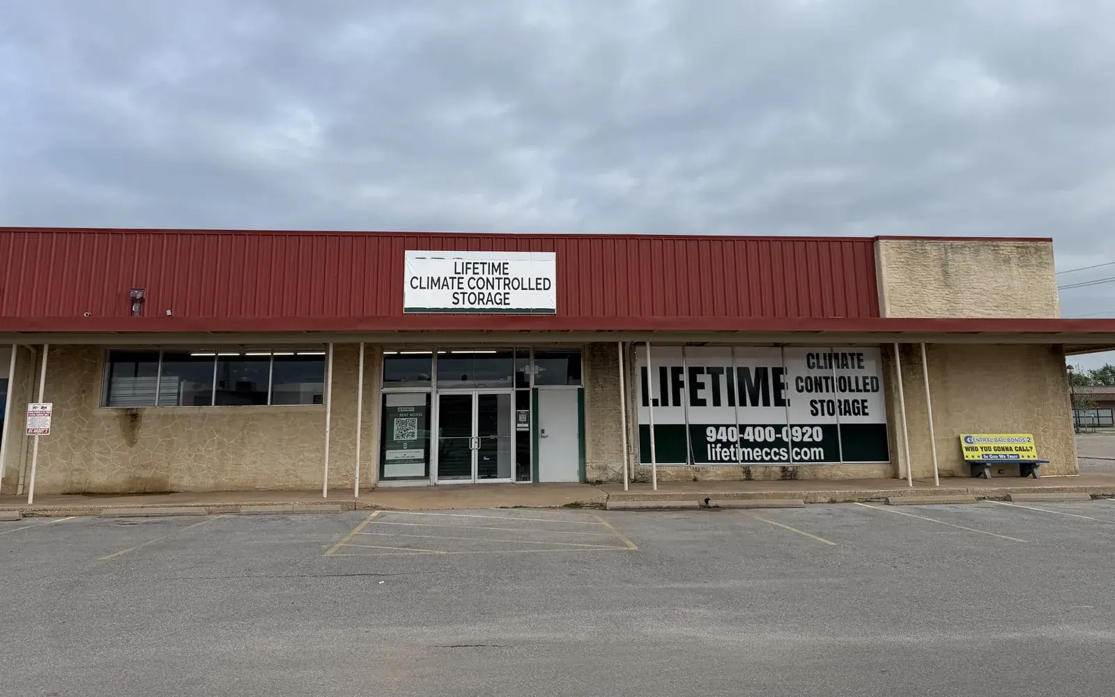Lifetime storefront and front doors at 400 W Park Ave